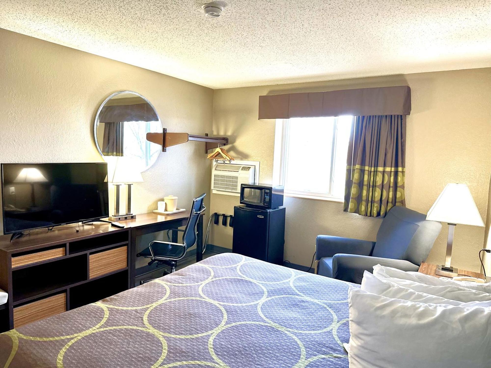 Отель Super 8 By Wyndham Latham - Albany Airport Экстерьер фото
