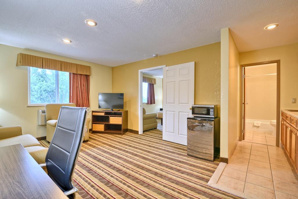 Отель Super 8 By Wyndham Latham - Albany Airport Экстерьер фото